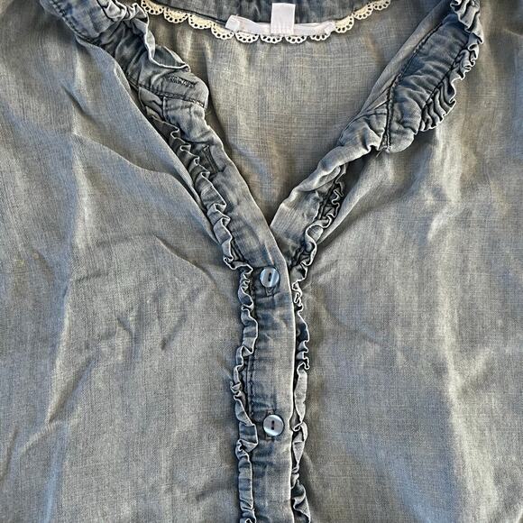 ❤️ 3/$25 Jane & Delancey Button Up Ruffled Light Denim Blouse | L - Picture 3 of 5
